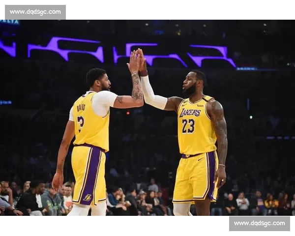 湖人对决热火第三战录像回顾詹眉统治力全面解析关键回合与战术细节深度复盘